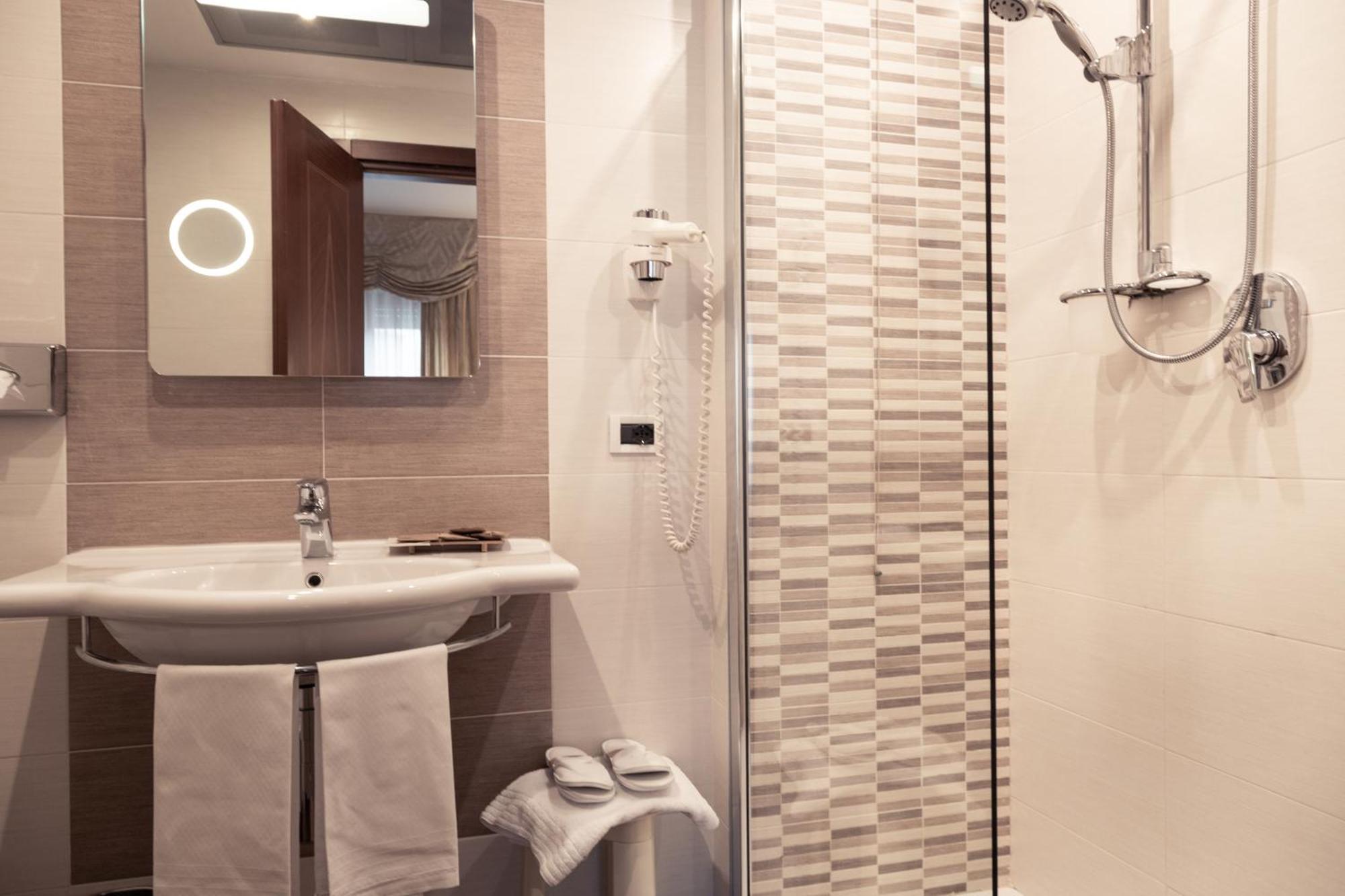 Hotel Stendhal Parma Esterno foto